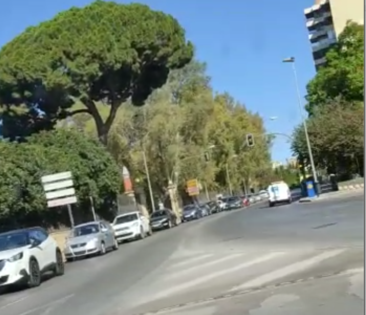 Colas de coches hasta la Avenida para vacunarse este domingo en Ifeca Jerez.