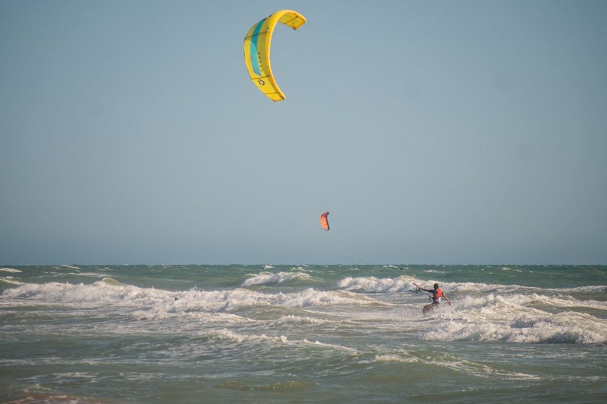 Un deportista practicando kitesurf en una playa gaditana. Un deportista practicando kitesurf en una playa gaditana.