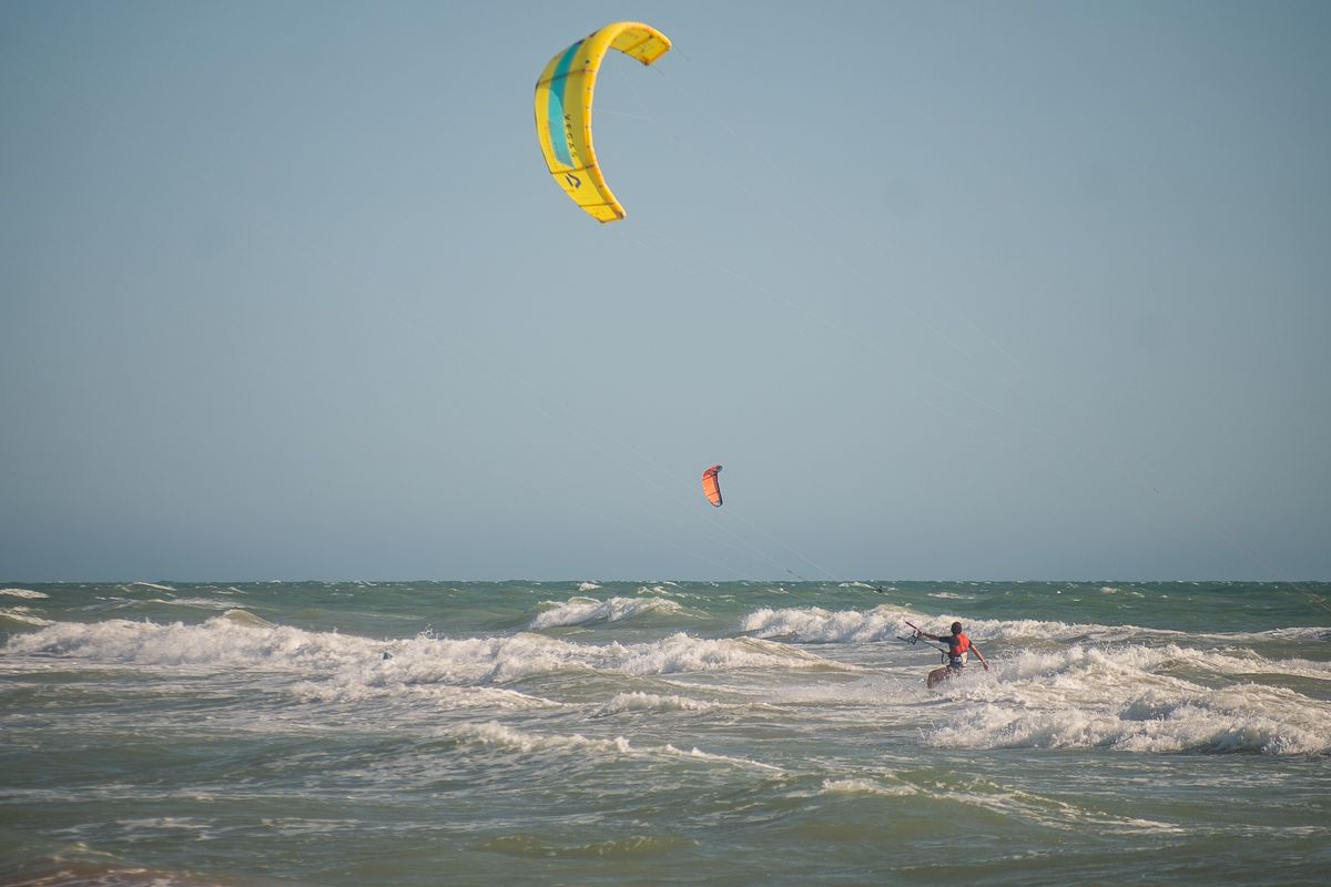 Un deportista practicando kitesurf en una playa gaditana.