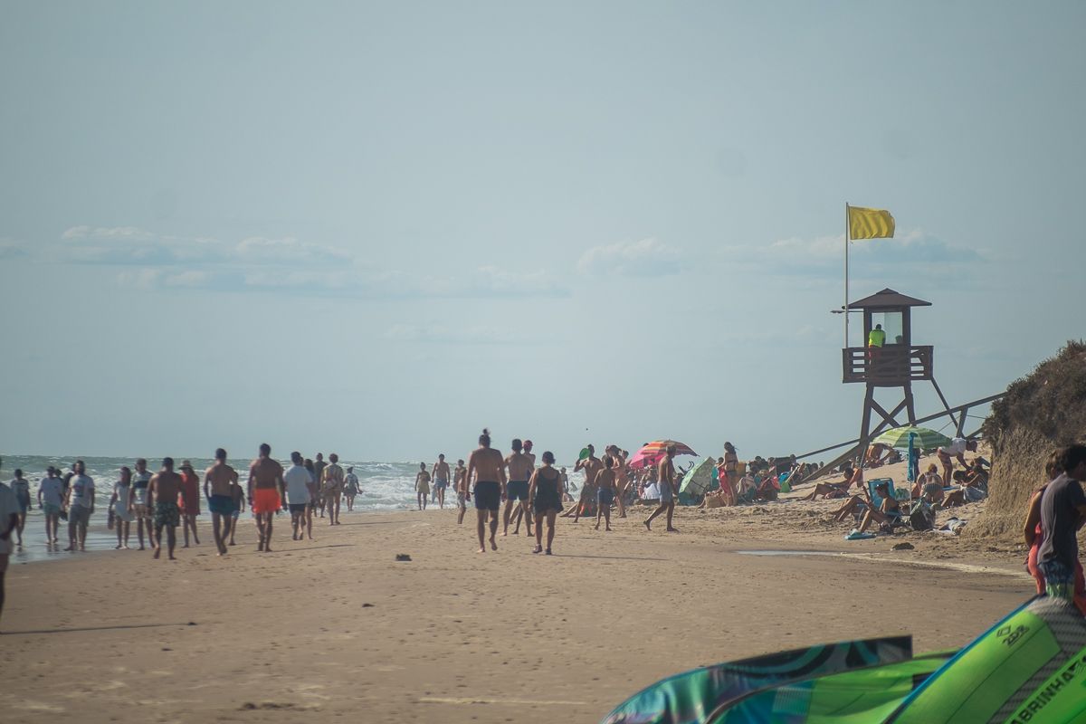 Un bañista y unos sanitarios de descanso salvan la vida de una mujer en Rota. Bandera amarilla, este pasado domingo en la playa de Costa Ballena.