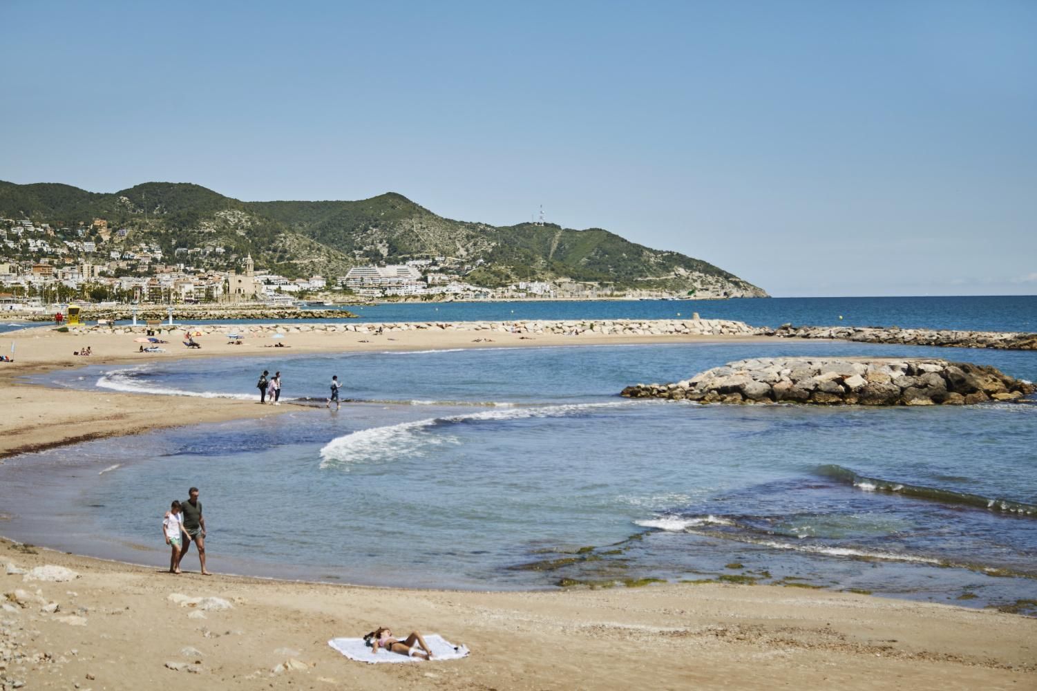 Unos bañistas hallan un fardo de 50 kilos de droga en la Playa de La Barra de Sitges (en una imagen de archivo).