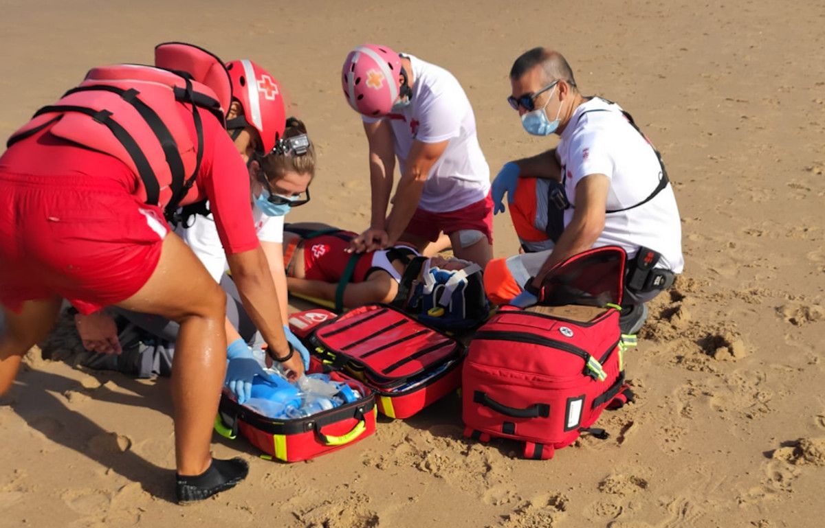 Una cadena humana salva la vida a una mujer inconsciente en la playa de Sancti Petri.