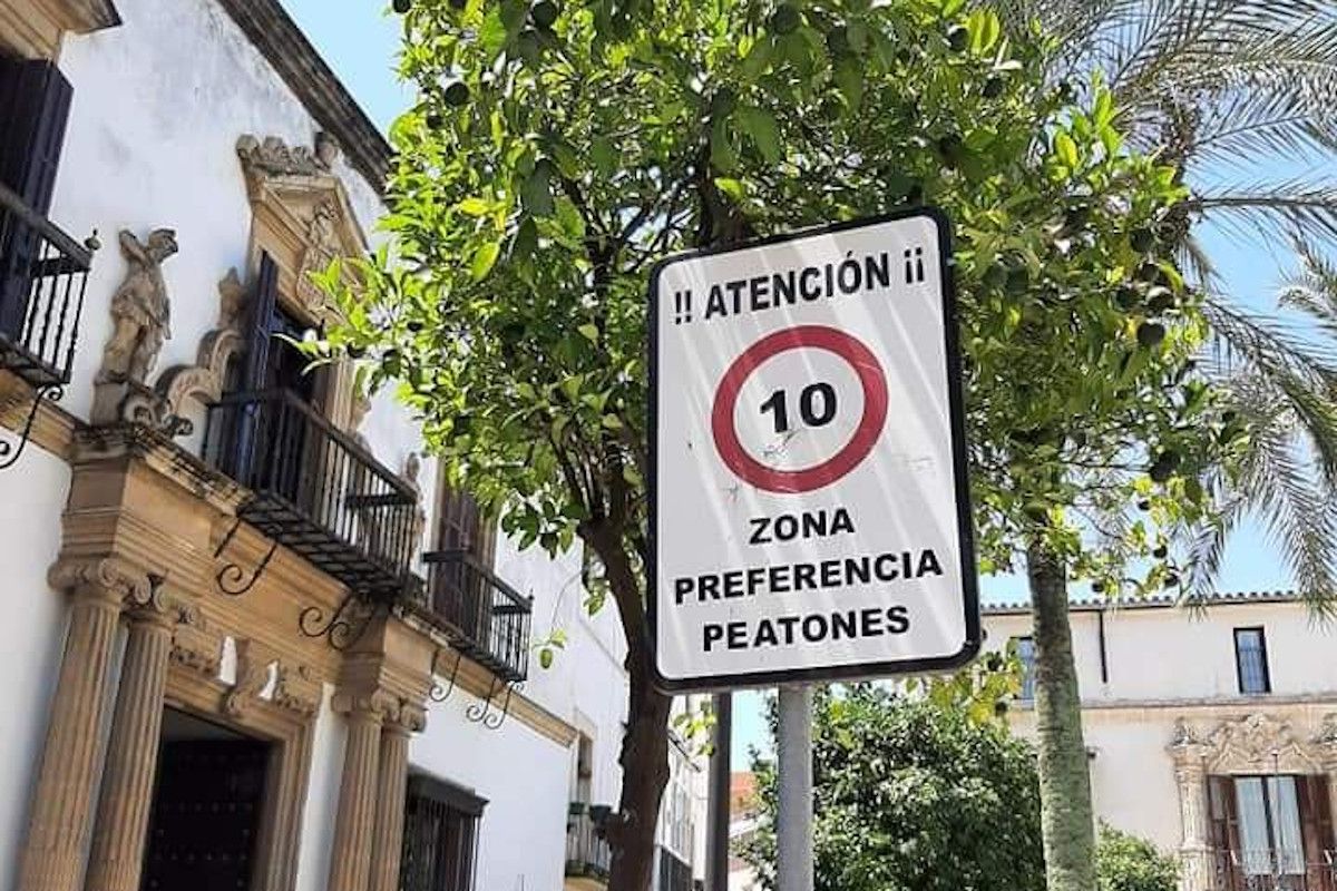 Luz verde a la reforma urbanística del Eje Puerta de Sevilla-Puerta de Santiago en Jerez. Señal de tráfico en la plaza Rafael Rivero de Jerez.