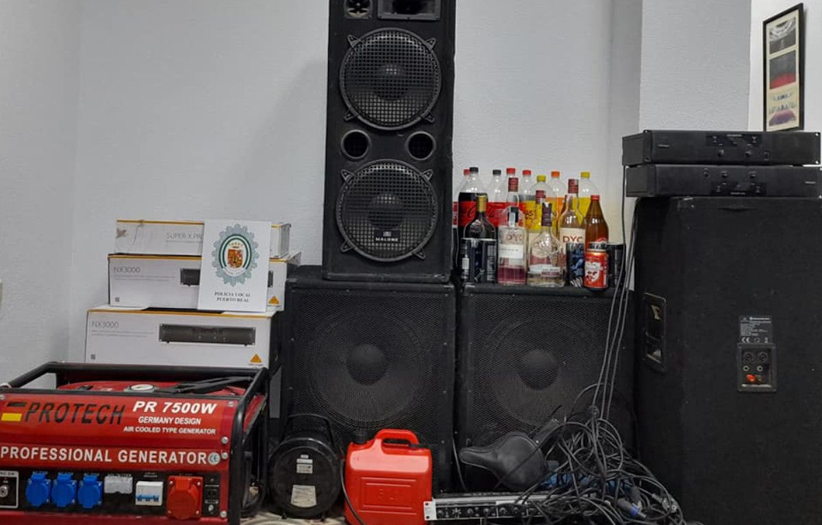 La Policía evita la celebración de una macrofiesta en Puerto Real.