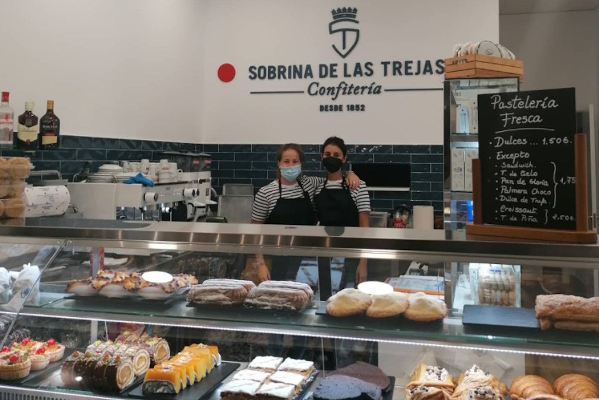Las hermanas Julia y María Mesa en la confitería de Medina.