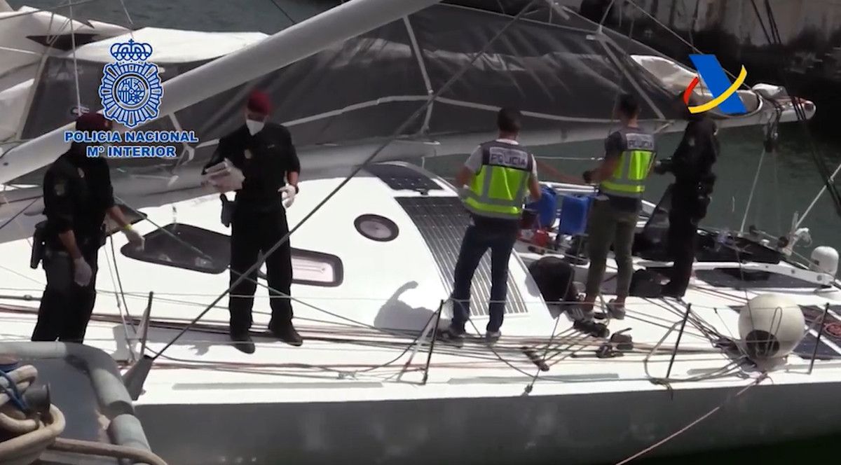 Encuentran una tonelada de cocaína oculta en un velero de competición en el Atlántico. Encuentran una tonelada de cocaína oculta en un velero de competición en el Atlántico.