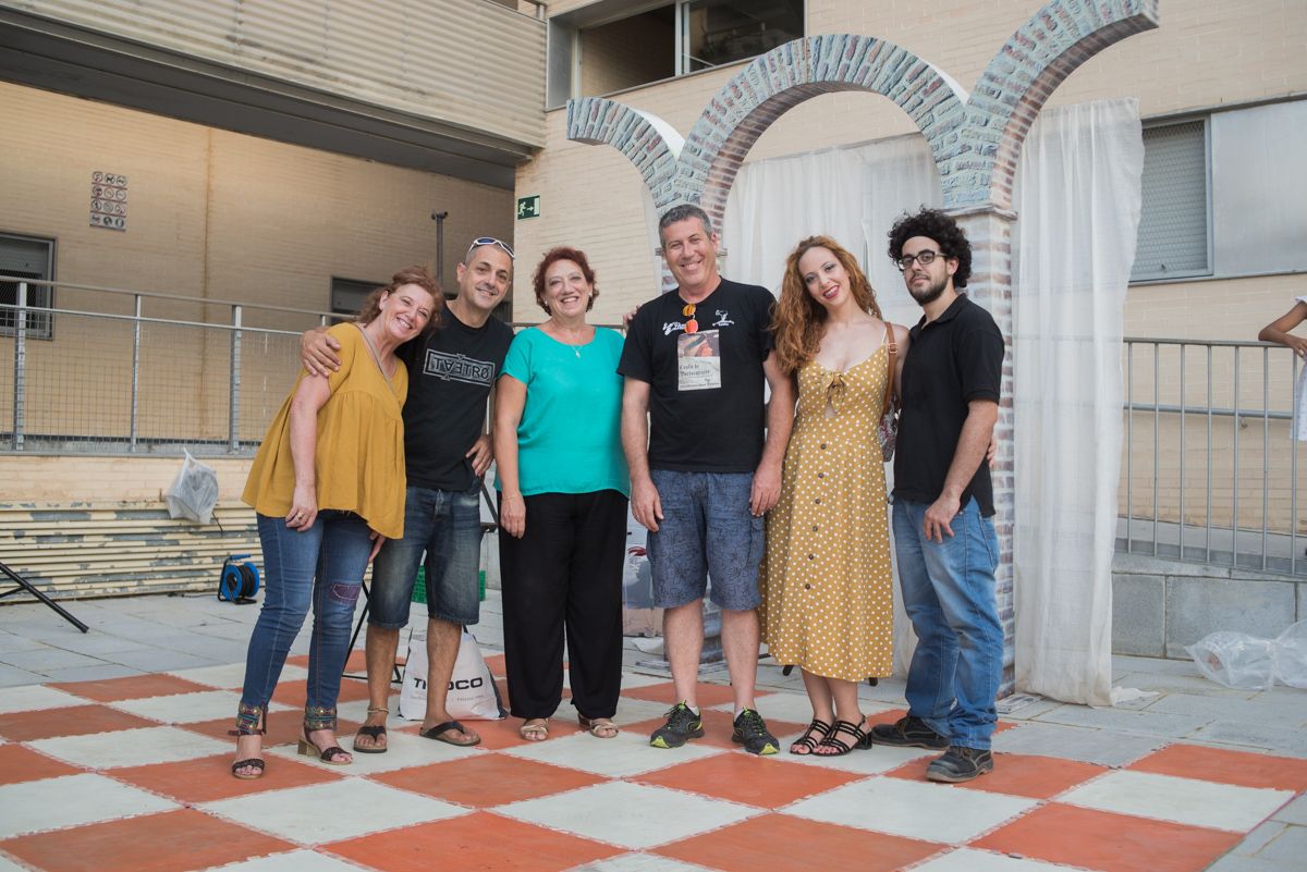 Integrantes y colaboradores de La Baranda, durante el montaje de un escenario en un patio de un bloque de vecinos de Jerez. FOTO: MANU GARCÍA