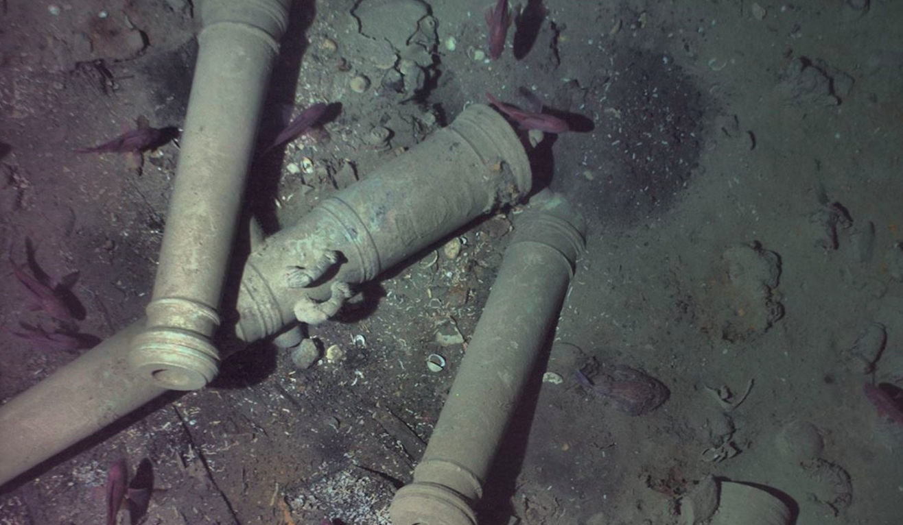 Cañones en el fondo del mar.