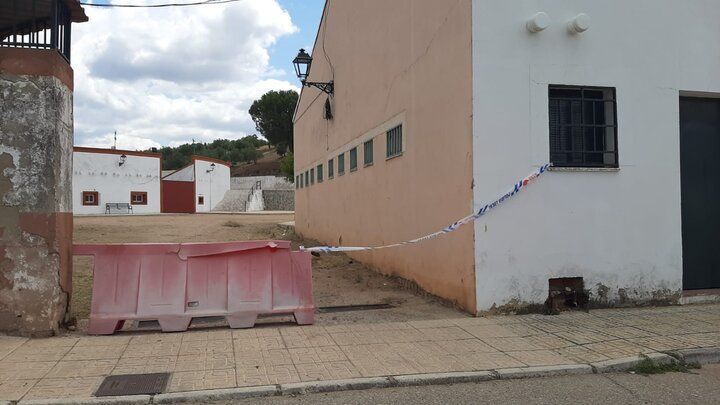 La plaza de Toros, precintada ante la detonación del proyectil. FOTO: LACONTRADEJAEN. 