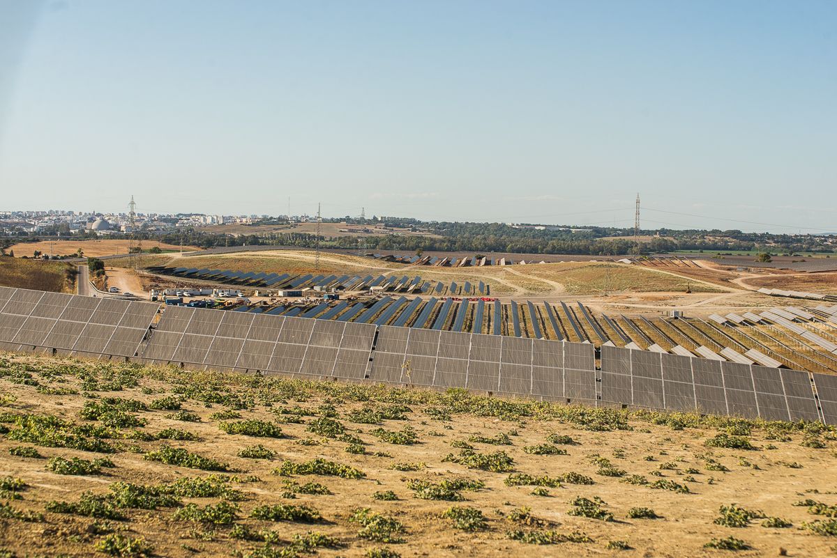 Andalucía necesita 11.000 hectáreas para instalar 5.500 MW de potencia solar fotovoltaica antes de 2030. Huerto solar en el término municipal de Jerez, en una imagen de archivo.