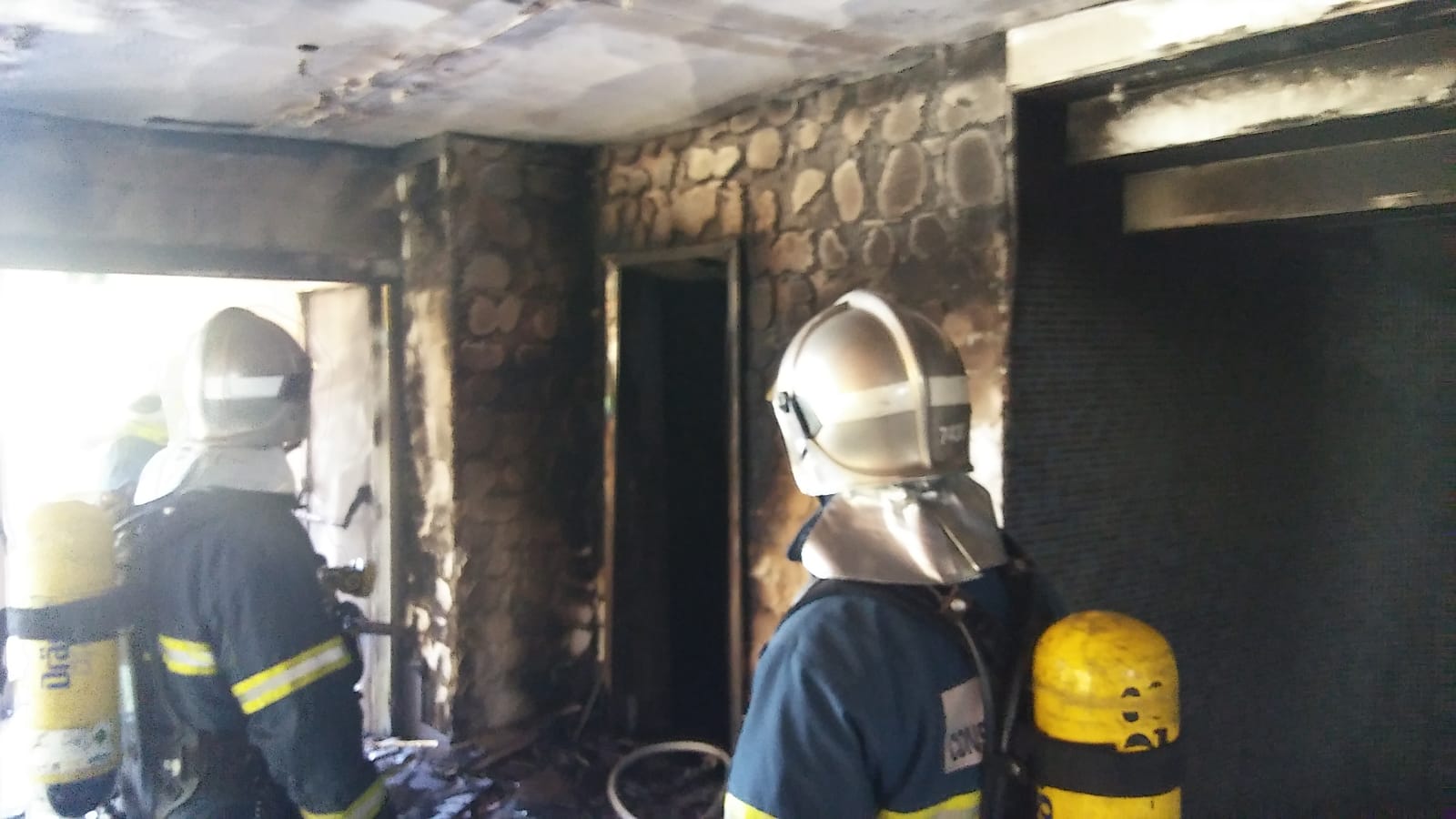 Bomberos intervienen en el incendio en Costa Ballena. FOTO: Consorcio de Bomberos de Cádiz.