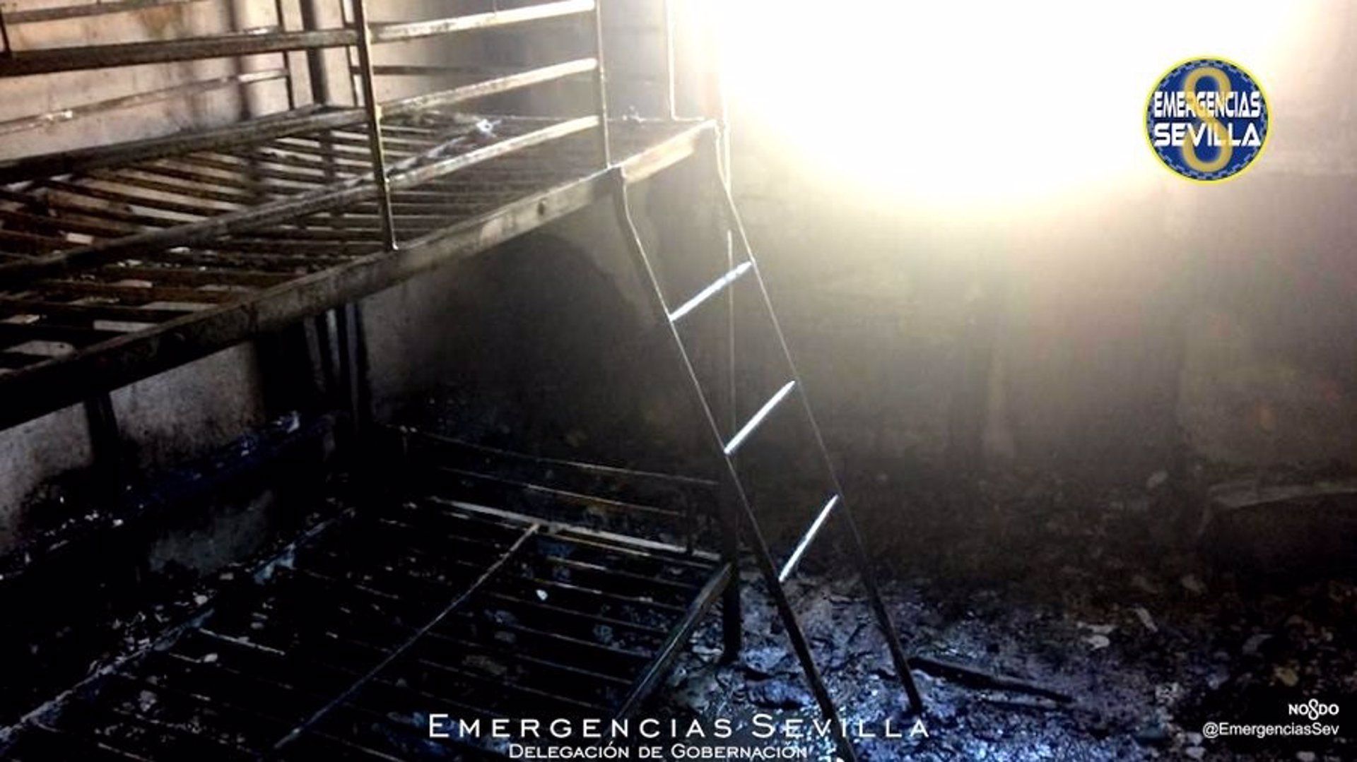 Una imagen del incendio en Sevilla facilitada por Emergencias 112.
