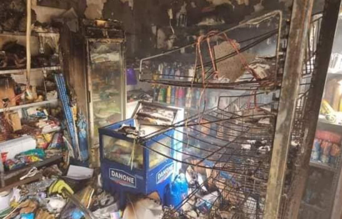 Así ha quedado la tienda de la familia tras el incendio en Los Palacios.