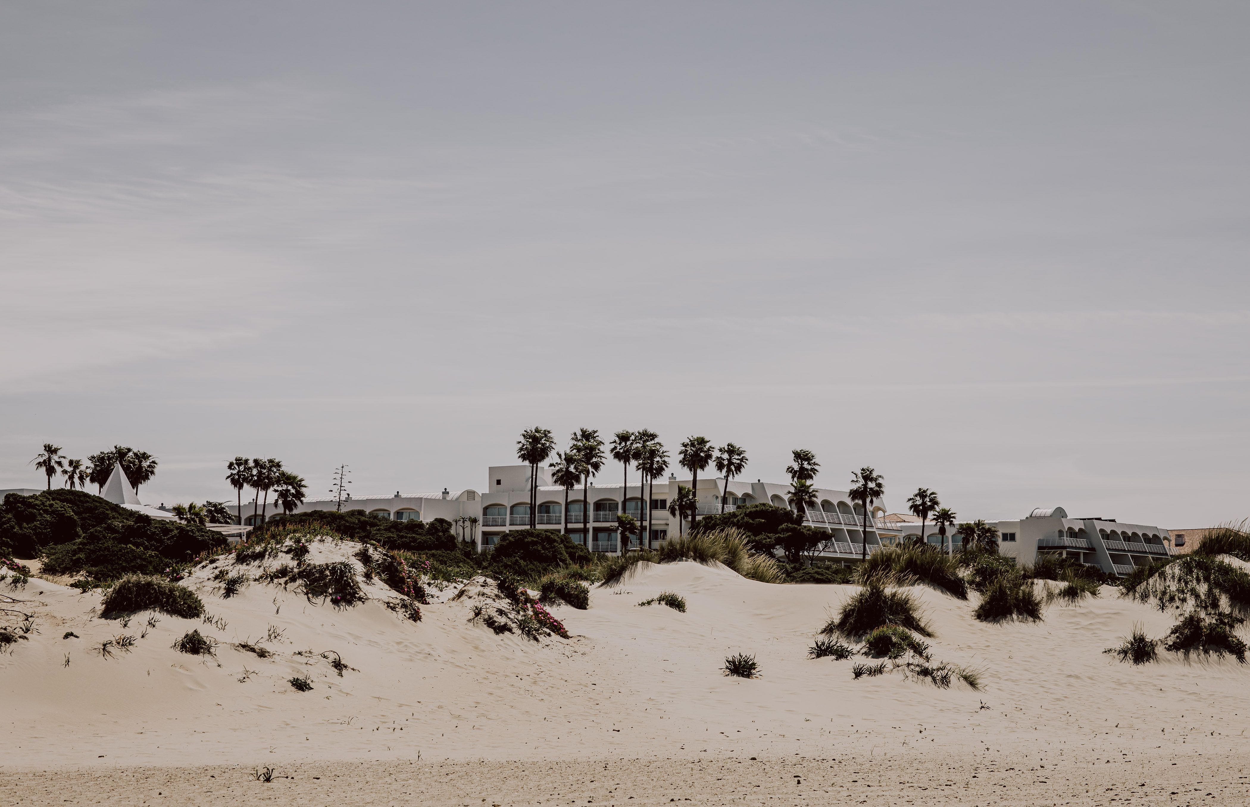 Vista del primer hotel del Novo desde la playa de La Barrosa.