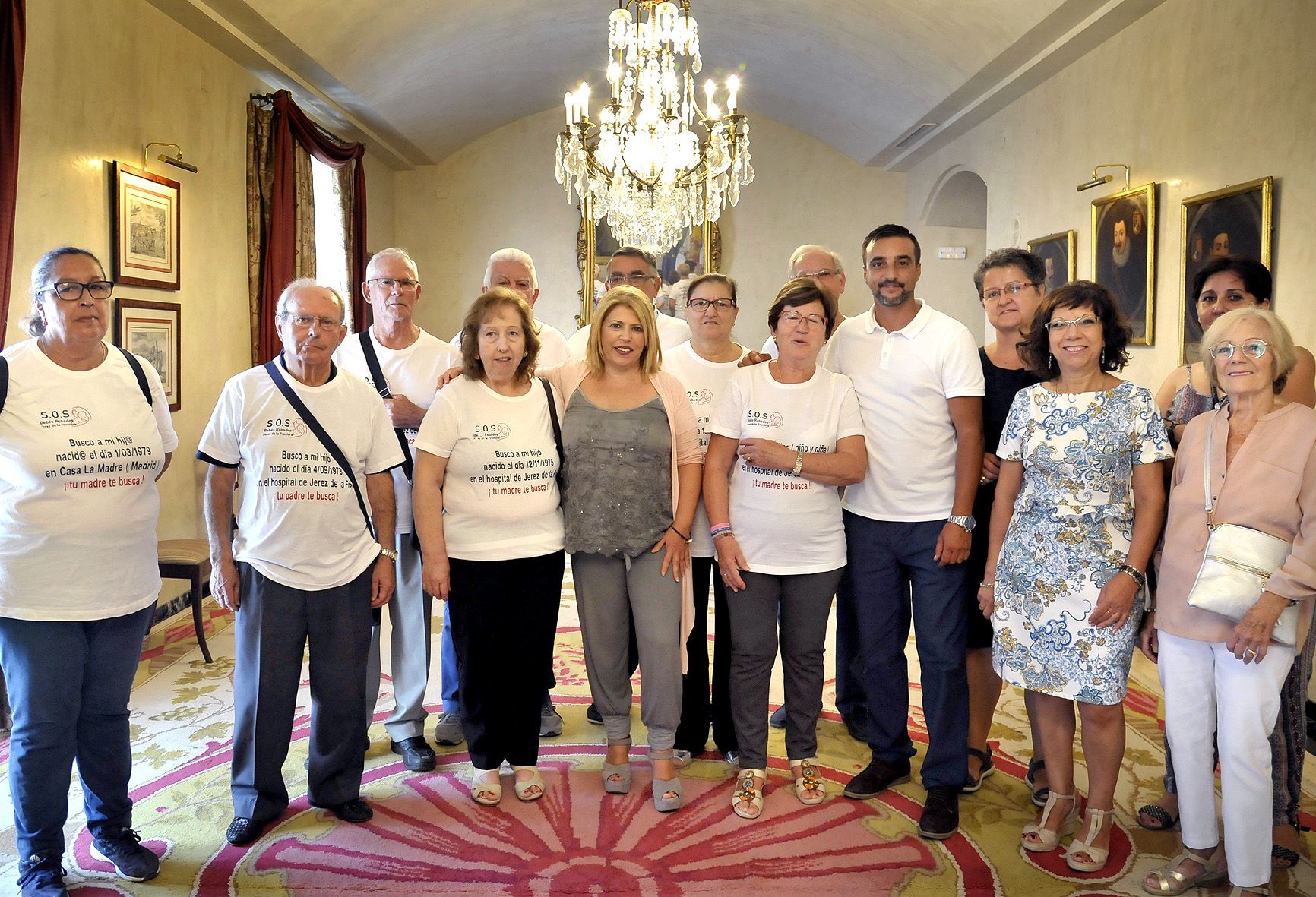La alcaldesa y José Antonio Díaz junto a miembros de la organización SOS Bebés Robados de Jerez. 
