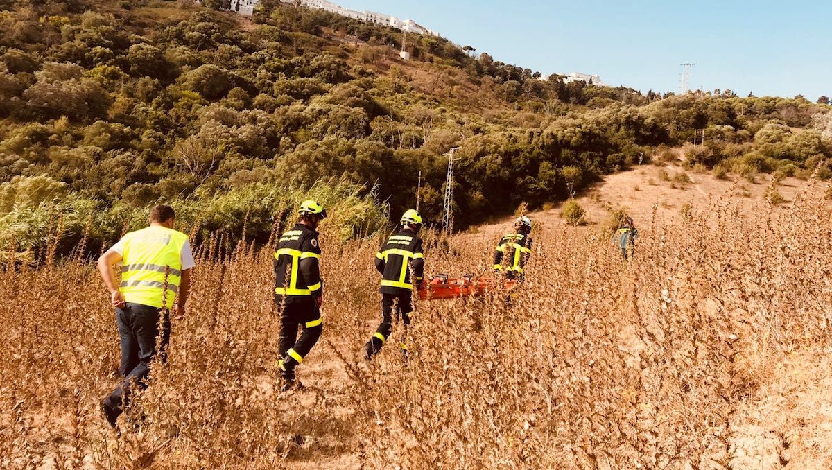 Los bomberos, durante el rescate.