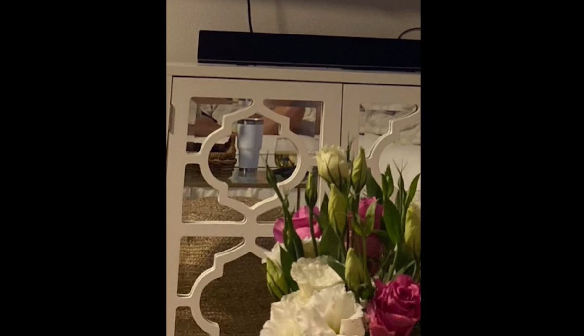 Fotograma del vídeo viral que delata la infidelidad del joven tras enviar una foto a su pareja viendo las Olimpiadas.