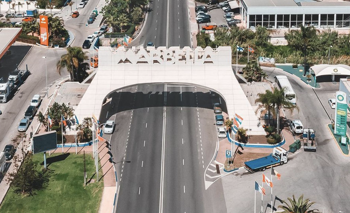 Acceso a Marbella, en una imagen de 'Canal Sur'.