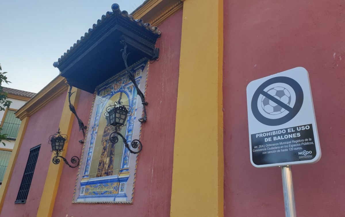 Prohíben jugar a la pelota en la plaza de San Lorenzo a petición de una hermandad. Prohíben jugar a la pelota en la plaza de San Lorenzo a petición de una hermandad.