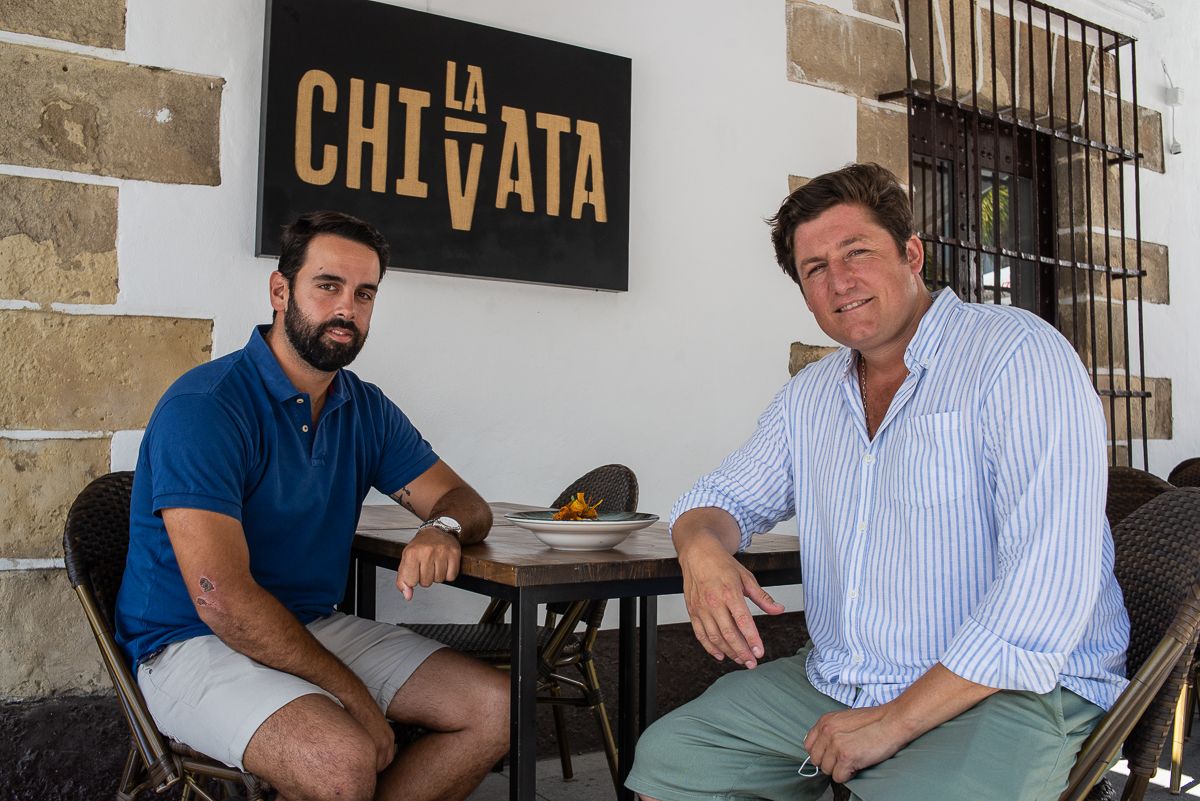 Los sevillanos Ignacio Díaz y Fernando Jiménez, dos de los socios de La Chivata, en la terraza.