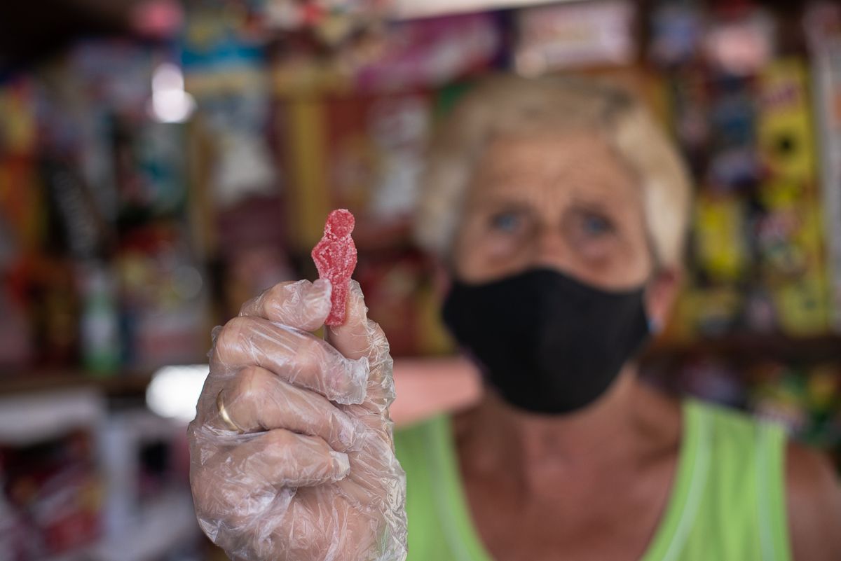 La portuense enseña la golosina que presenta una forma divertida.