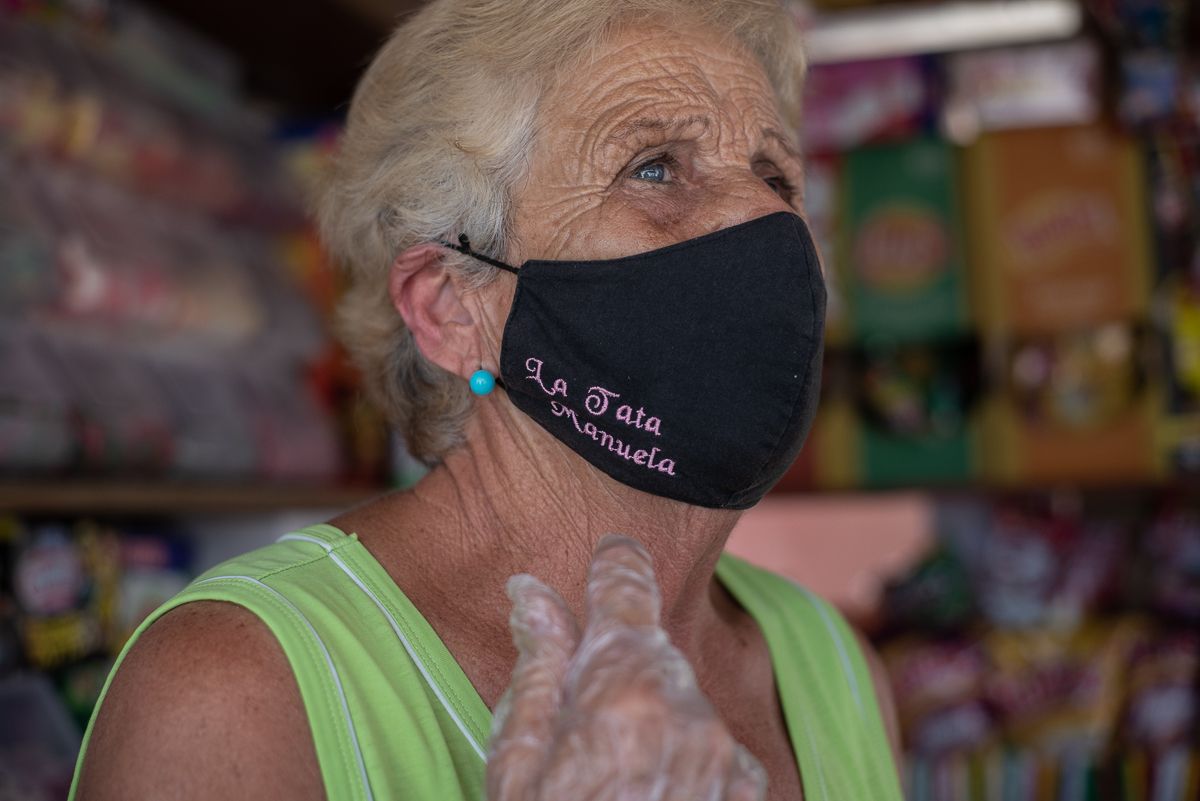 Manuela con su mascarilla personalizada.