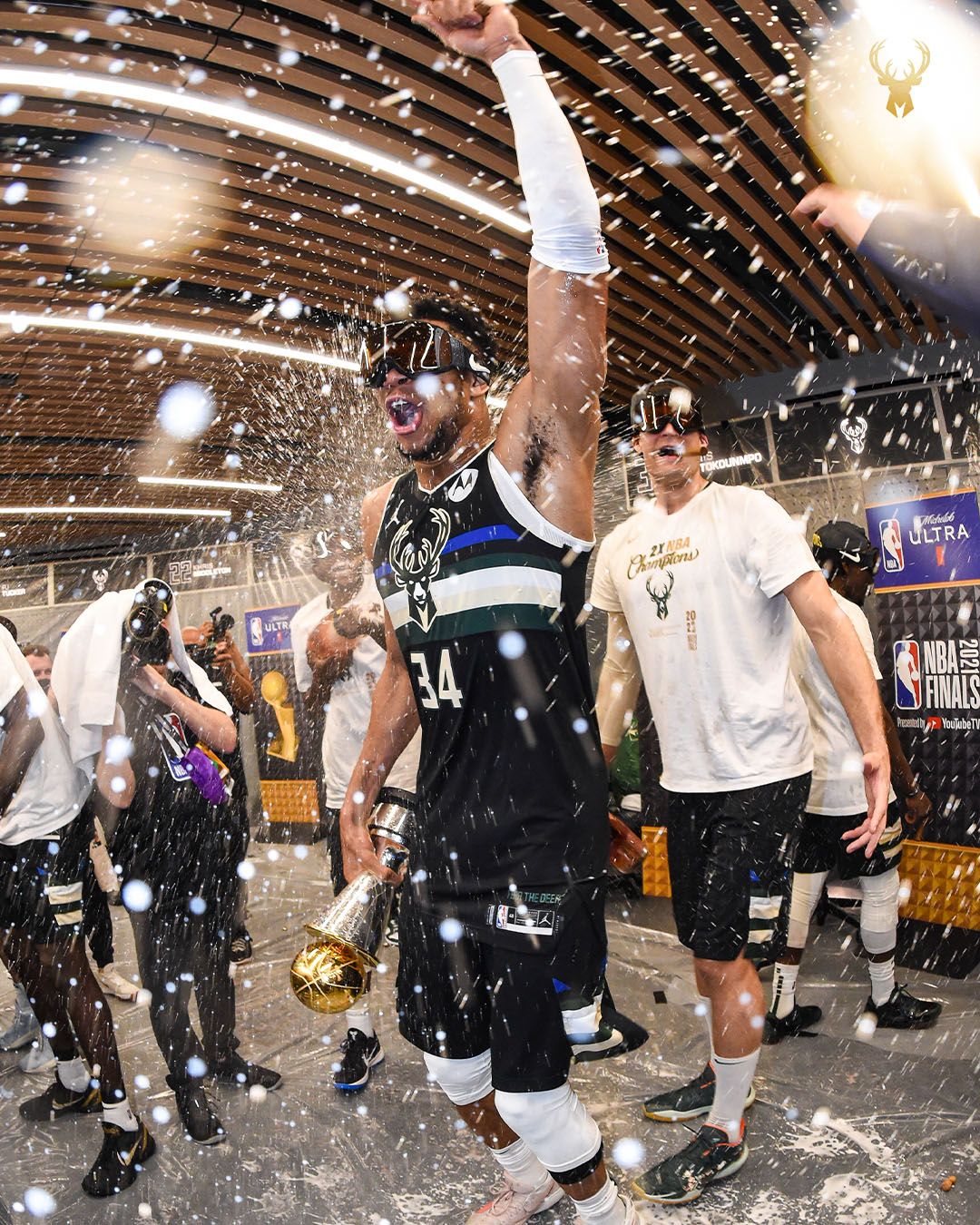 Giannis Antetokounmpo celebra el título de NBA en el vestuario.