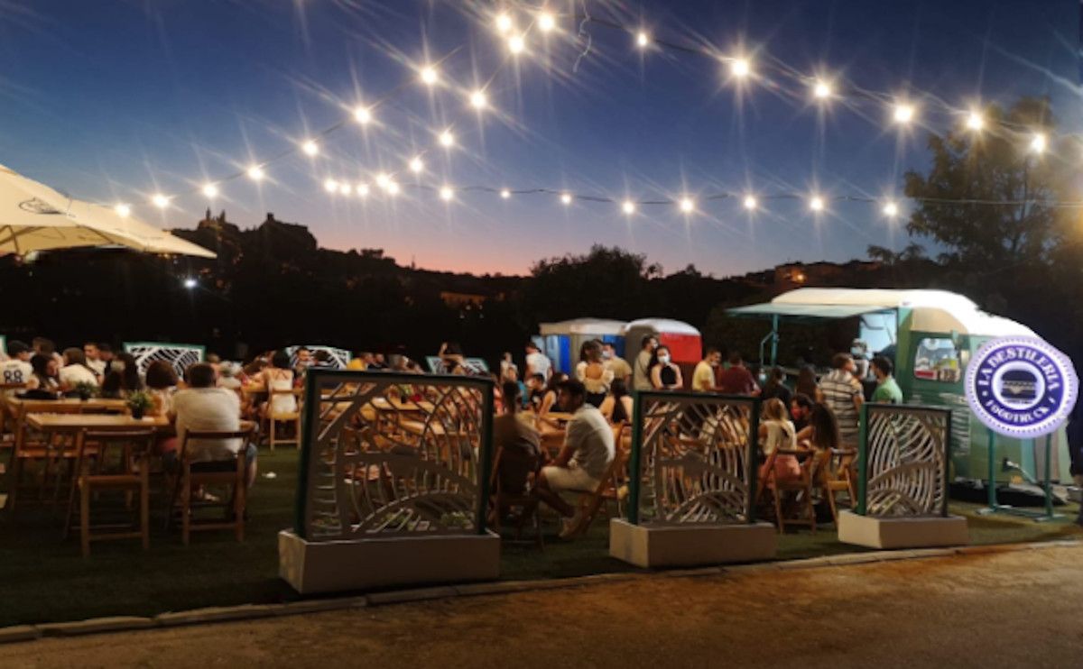 Una furgoneta con hamburguesas 'gourmet' se instala en el recinto ferial de Olvera.