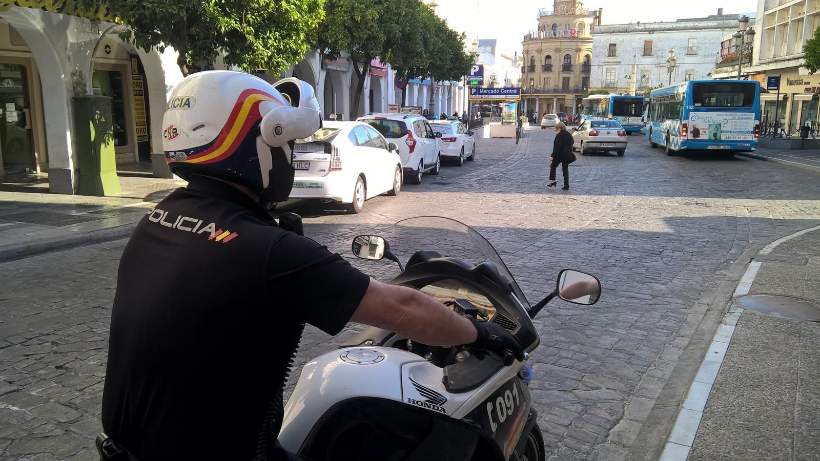 Un agente de la Policía en Jerez. 