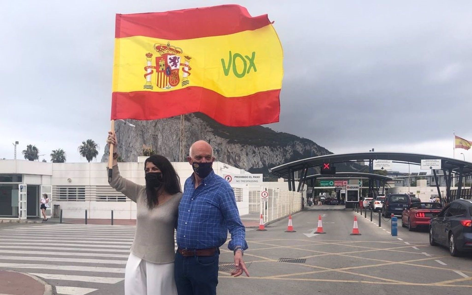 Macarena Olona, diputada de Vox, a las puertas de la entrada de Gibraltar en La Línea, donde ha llamado a Juan Franco "Puigdemont del Sur".