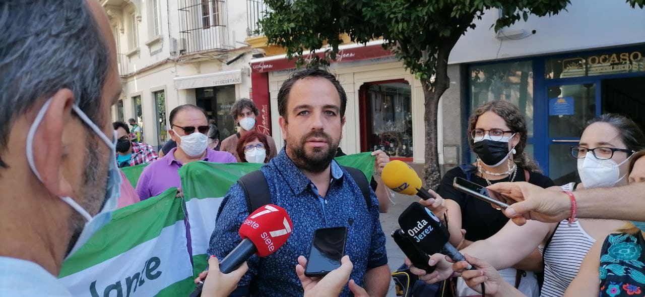 Ángel Cardiel durante el día de hoy, concentrado con sus compañeros a las puertas del Pleno municipal de Jerez