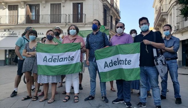 Compañeros de Adelante Andalucía, apoyando al edil Ángel Cardiel, expulsado de Adelante Jerez
