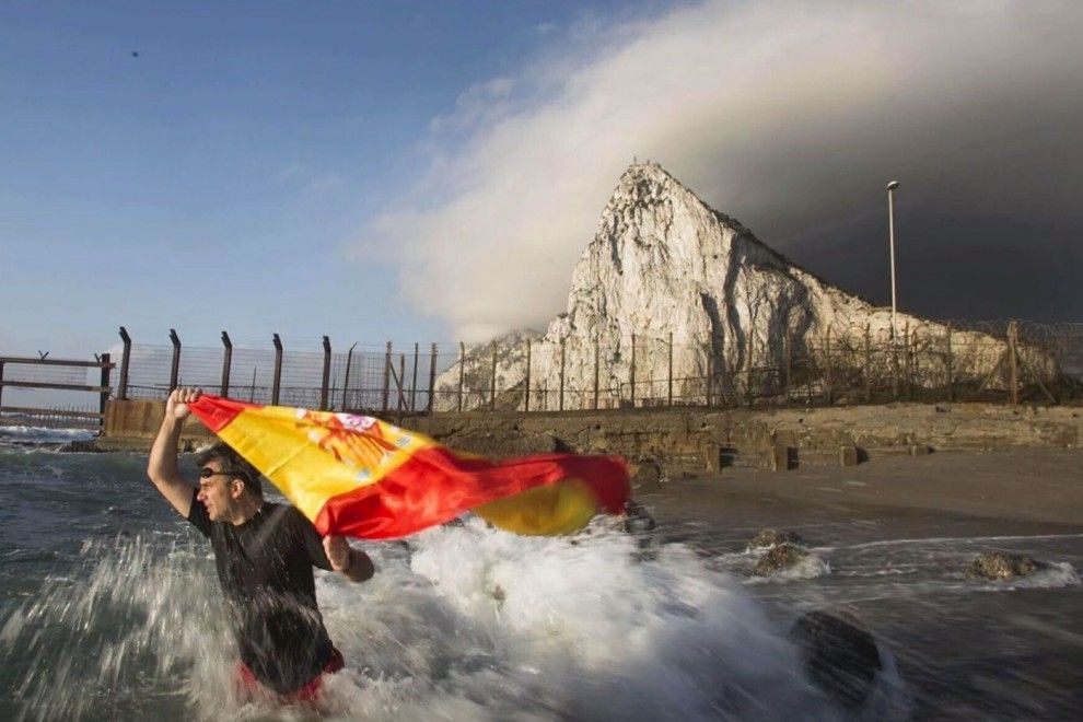 Javier Ortega Smith, entrando a nado en Gibraltar para robar una piedra