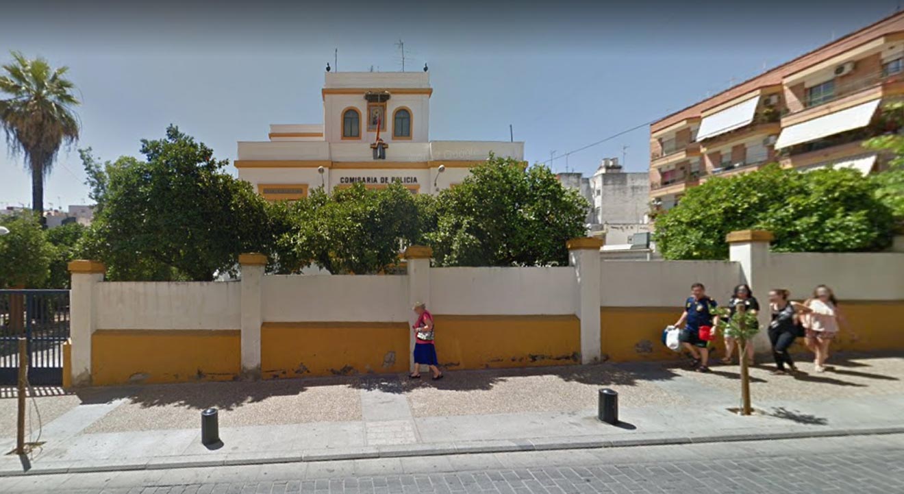 Una fotografía de la comisaría de San Juan de Aznalfarache, donde ha tenido lugar el crimen de 'El Moco'