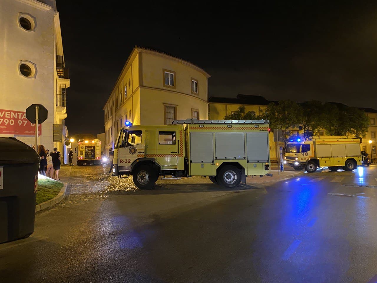 Curiosos y profesionales, la pasada medianoche.