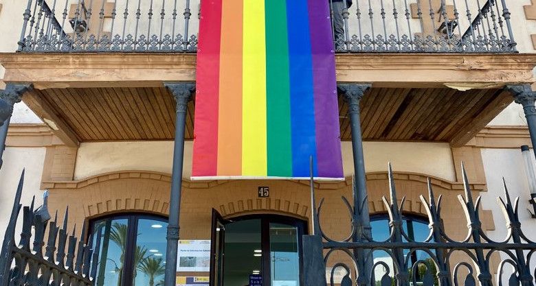 La bandera LGTBI, en el Ayuntamiento de Sanlúcar, recientemente.