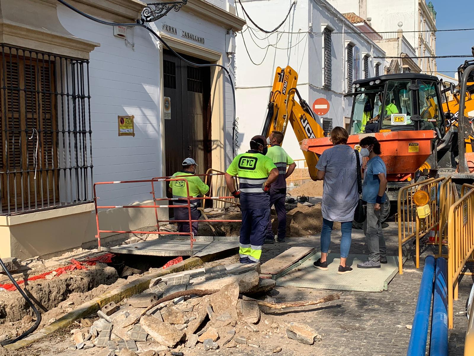 Obras en la calle Fernán Caballero de El Puerto donde se han hallado restos arqueológicos.