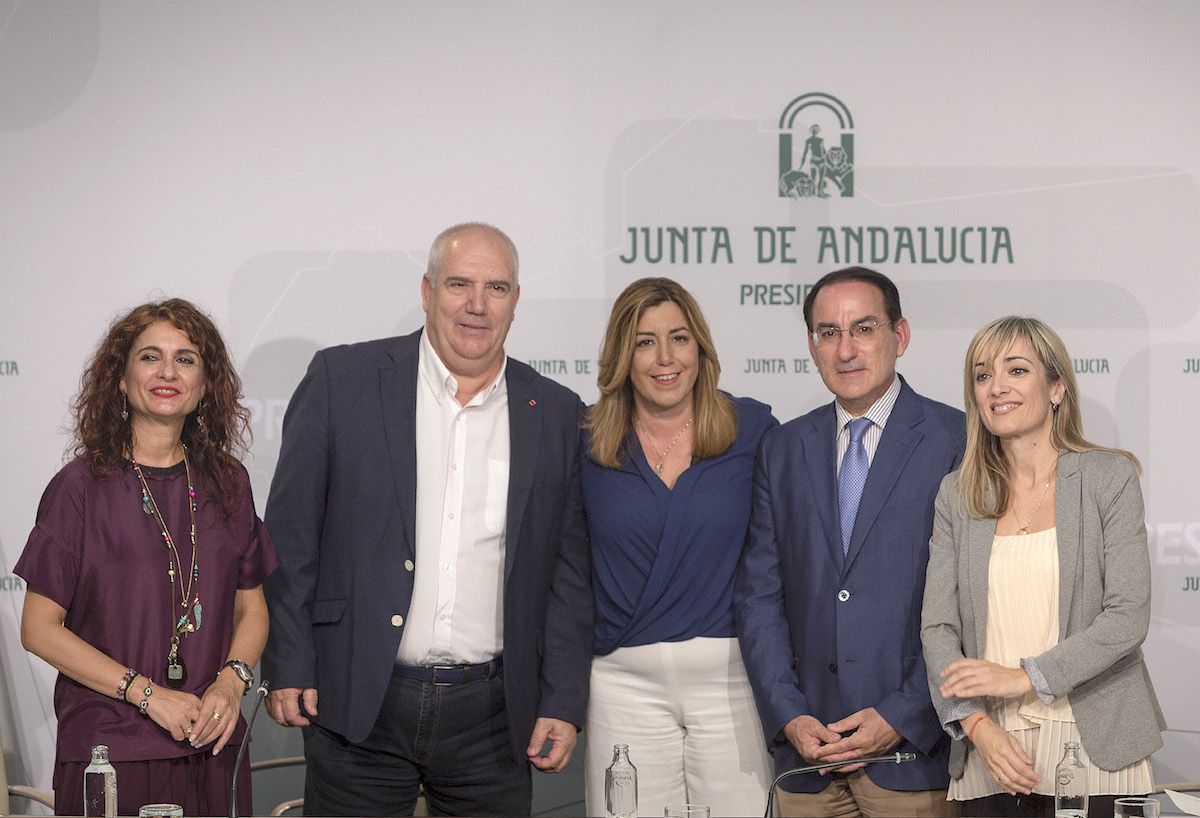 La presidenta de la Junta, Susana Díaz, en una imagen retrospectiva con la secretaria general de UGT-A, Carmen Castilla. FOTO: JUNTA DE ANDALUCÍA