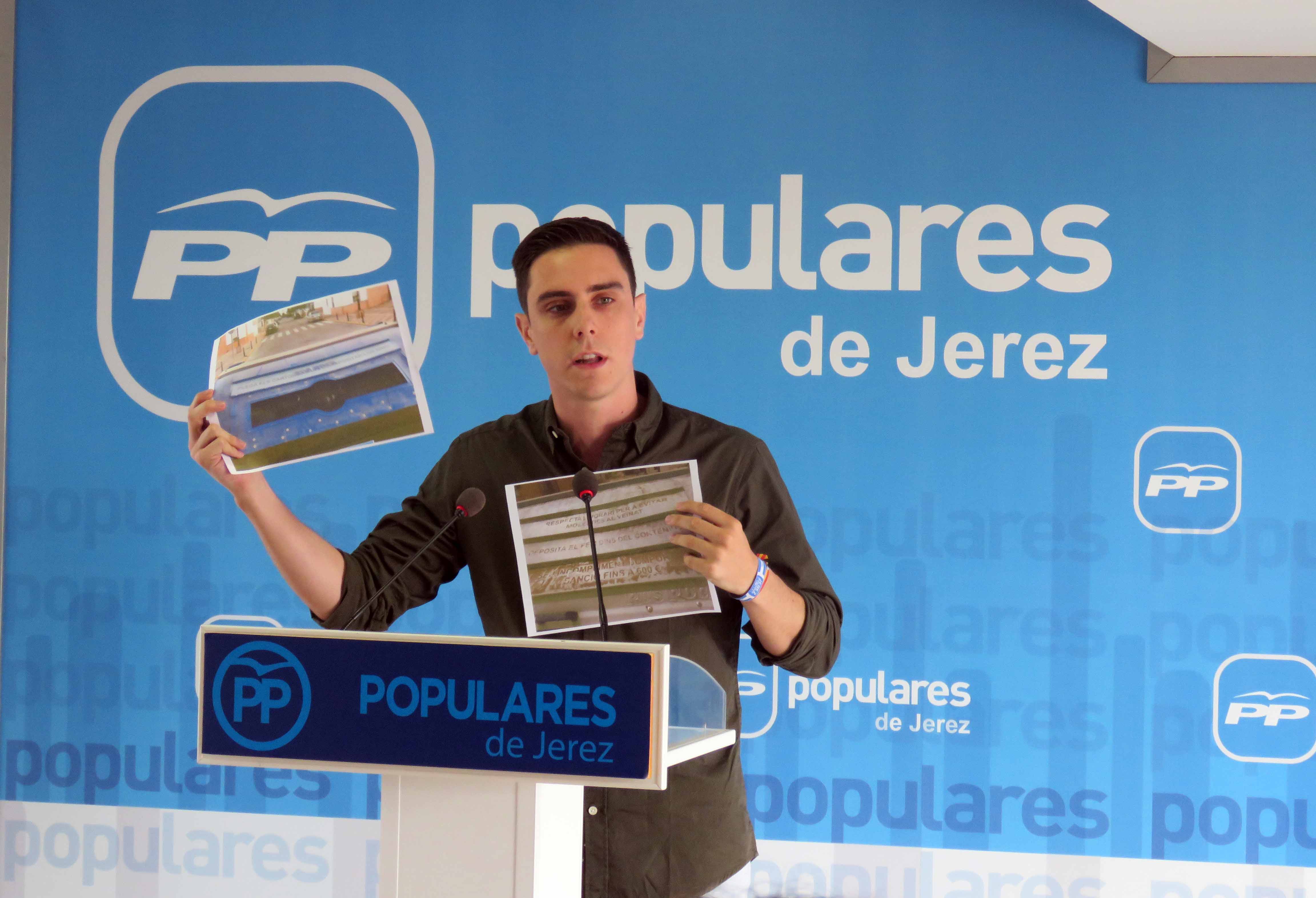 El edil Jaime Espinar, con fotos de los contenedores.