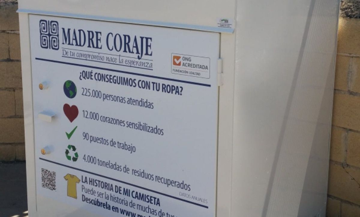 Un contenedor de ropa donada en una imagen de archivo.