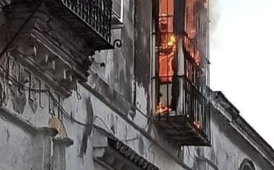 Balcón en llamas en la vivienda más afectada de la comunidad de vecinos de Sanlúcar. 