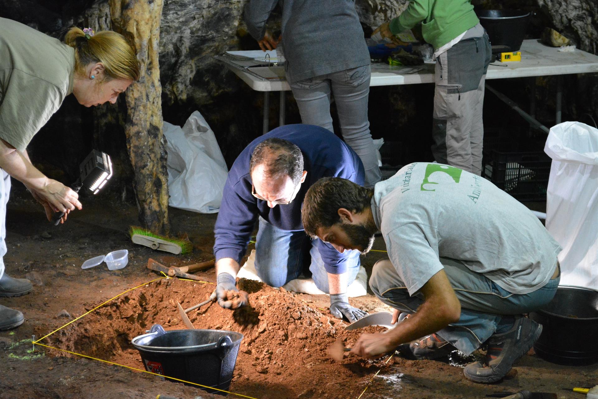 El equipo de investigadores de la UCA lleva a cabo tgrabajo de campo en la cueva de Ardales, en Málaga. UNIVERSIDAD DE CÁDIZ