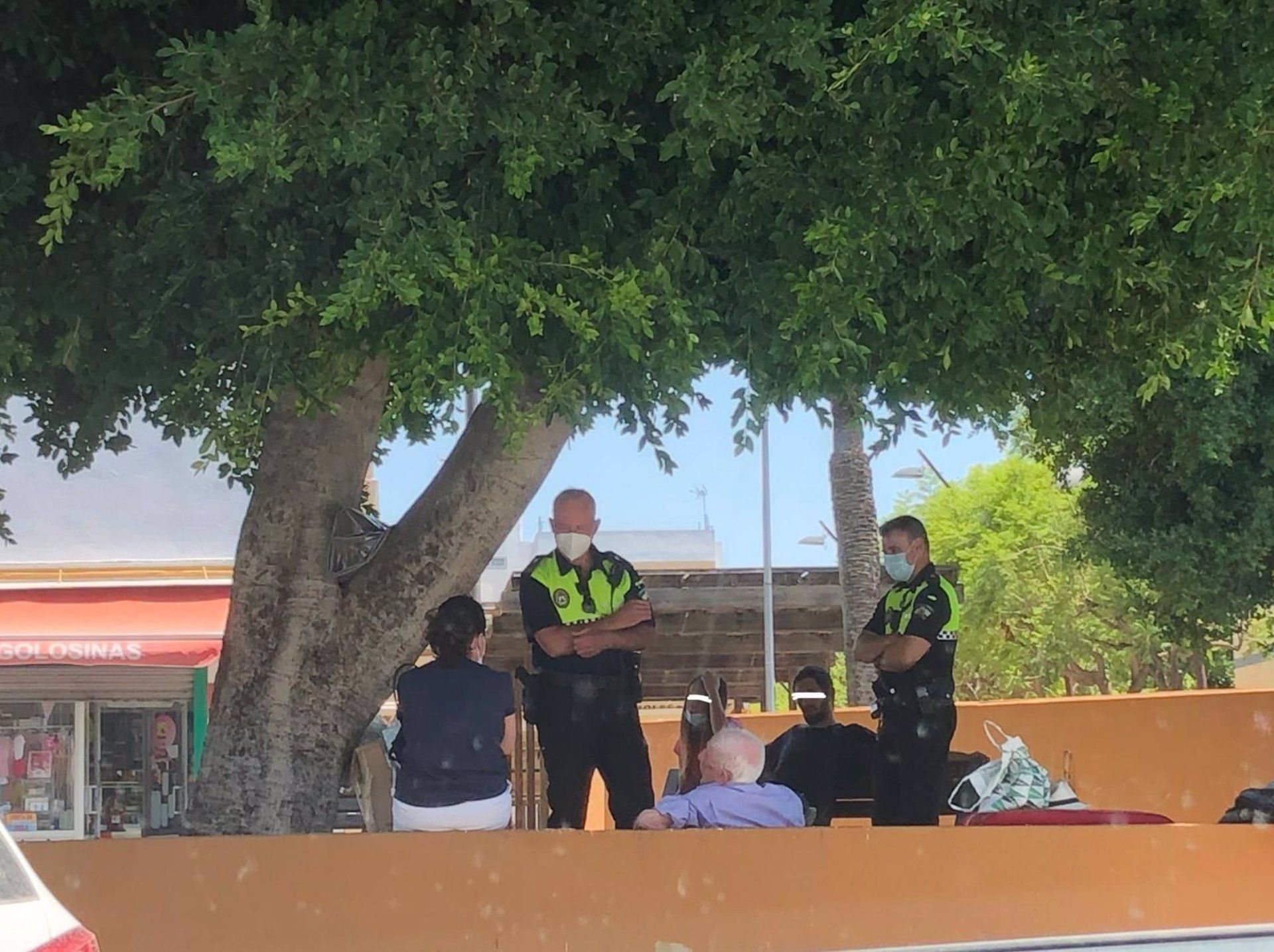 La Policía Local de Alcalá de Gaudaíra en el 'bulevar' de la localidad, donde ha acampado el sintecho