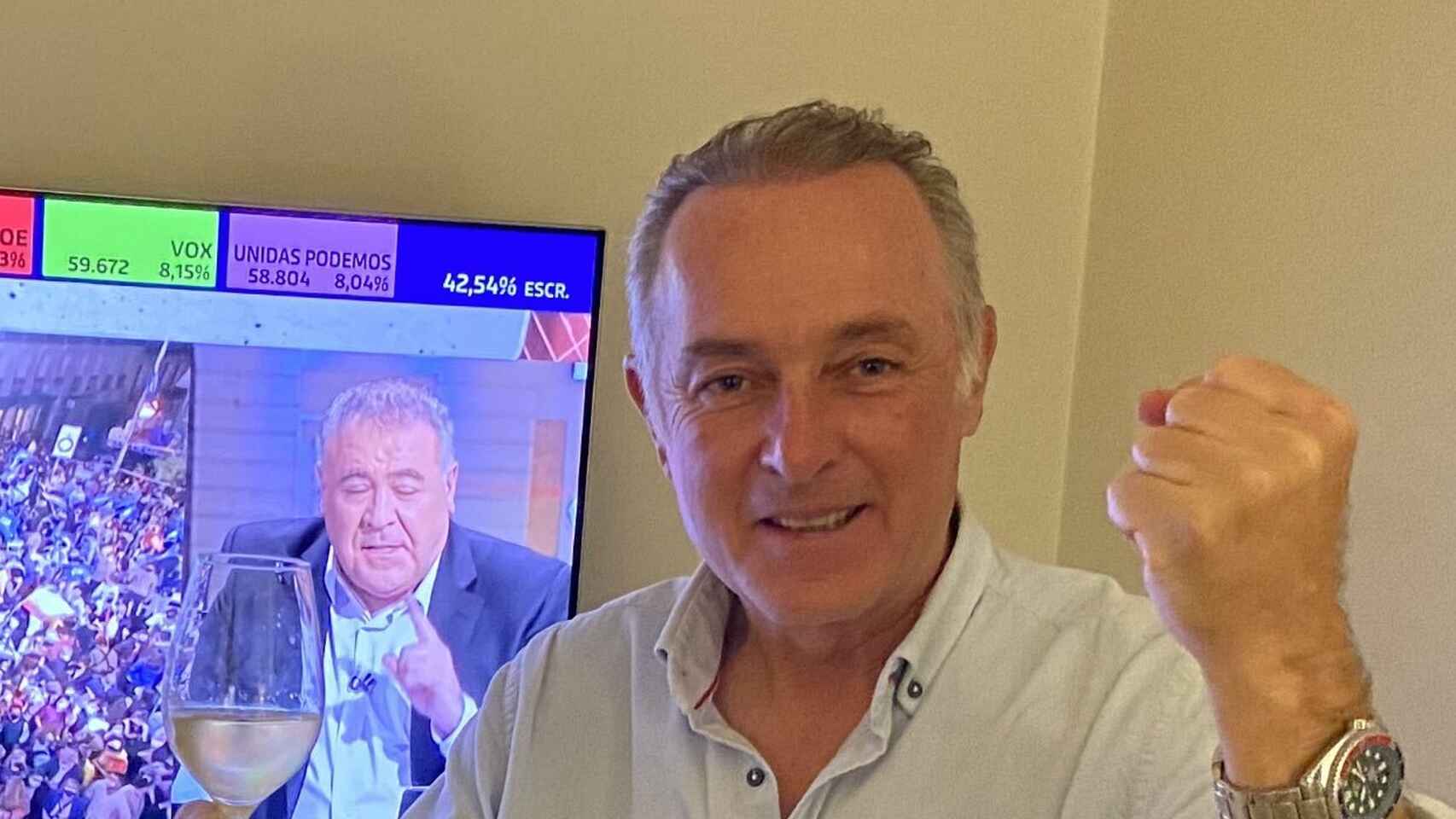 José Manuel Soto, brindando por la victoria de Ayuso en las últimas elecciones de Madrid. 