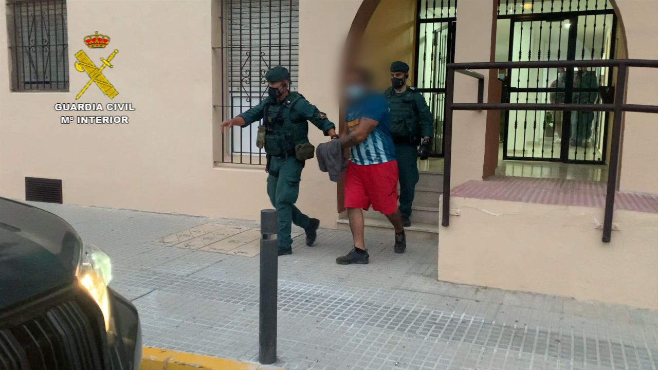 Uno de los detenidos en la operación.