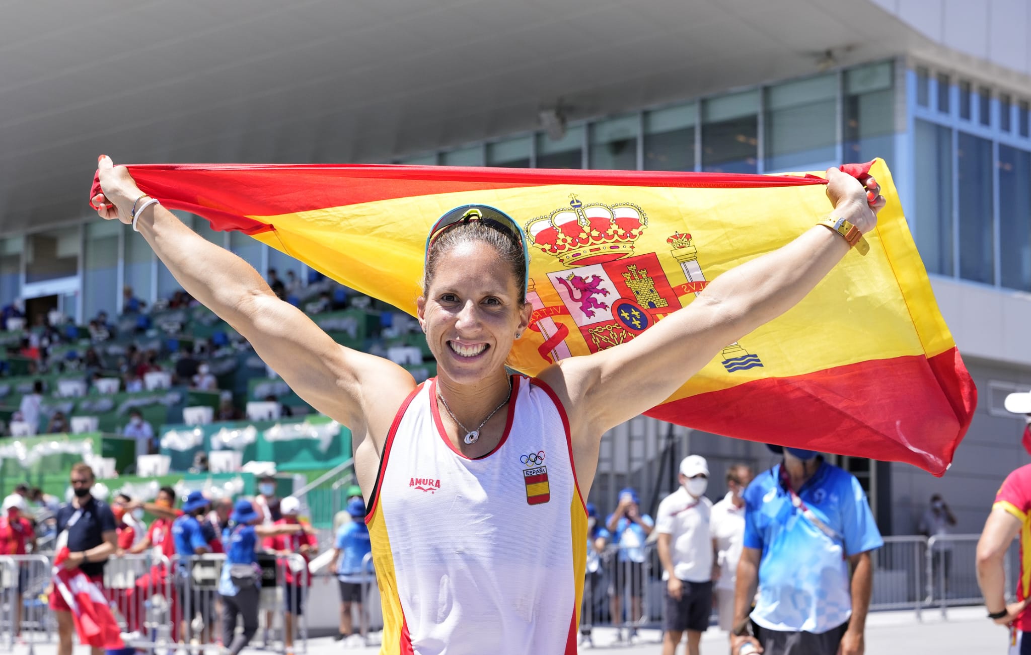 Teresa Portela, con la bandera de España, tras conseguir la medalla de plata en Tokio.   COE