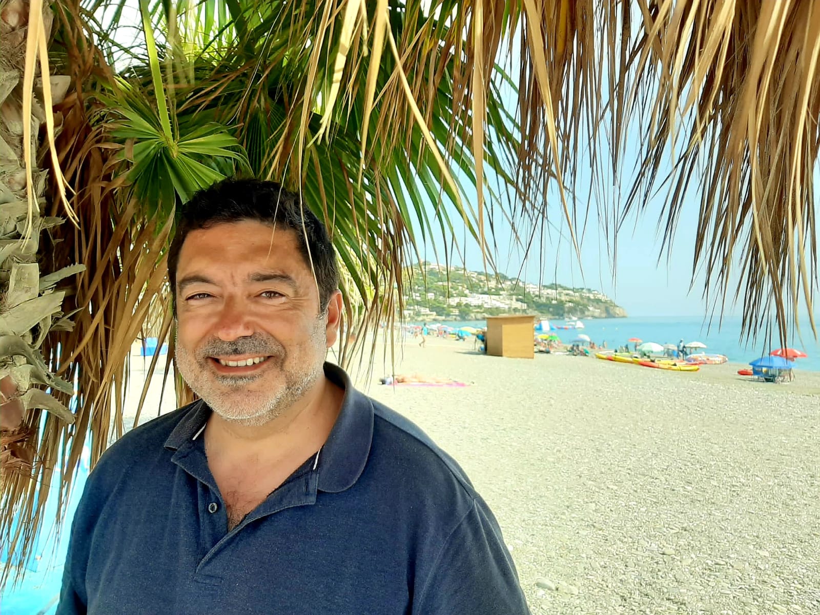 Javier Benítez, en plena playa en Almuñécar, durante sus vacaciones.