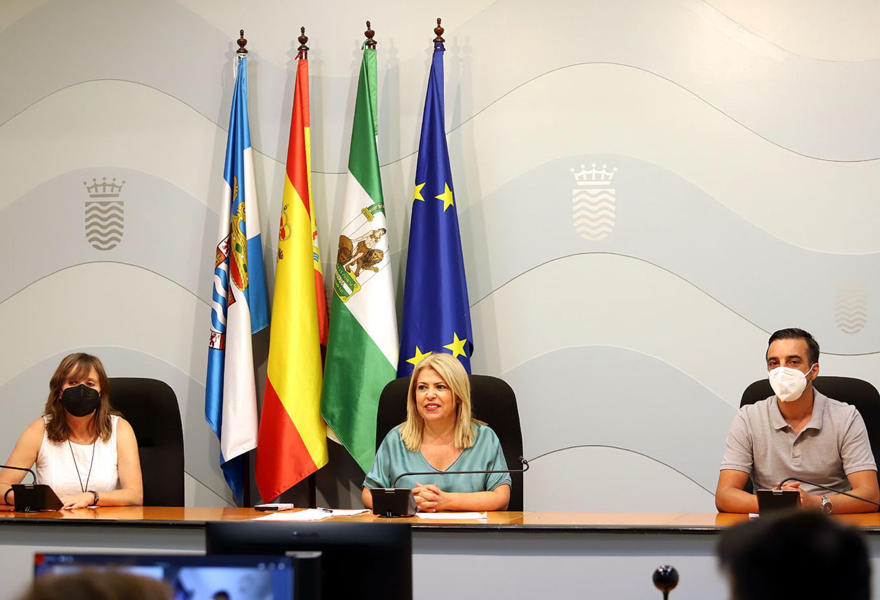 Mamen Sánchez, en el centro, junto a Laura Álvarez y José Antonio Díaz, el núcleo duro del gobierno municipal.