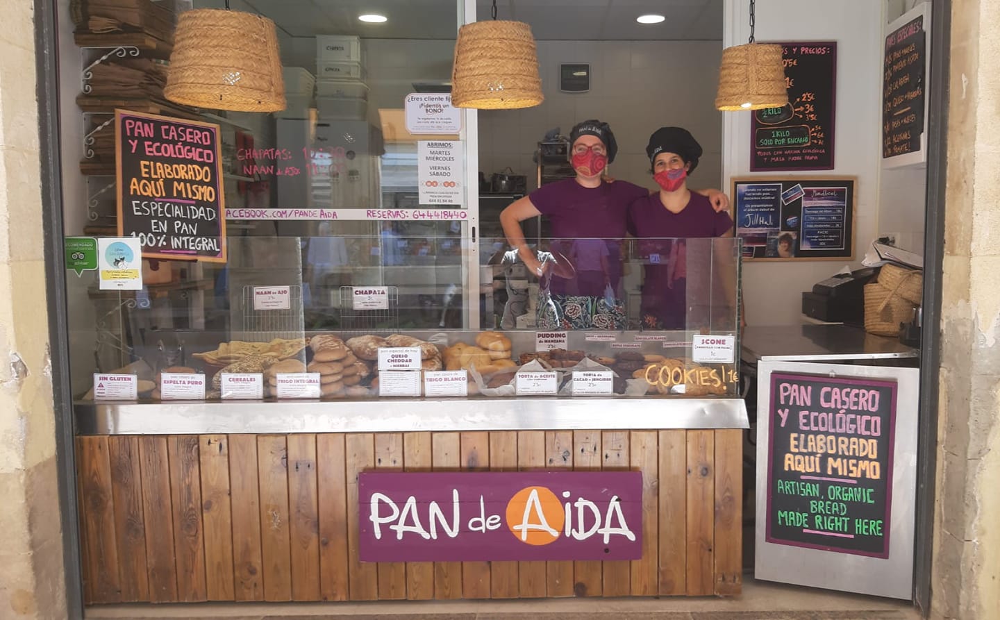 Aida Rincón y Jill Hodgetts traspasan 'Pan de Aída' para abrir 'Captain Cookie', su nuevo negocio de galletas americanas en el Mercado de Cádiz.
