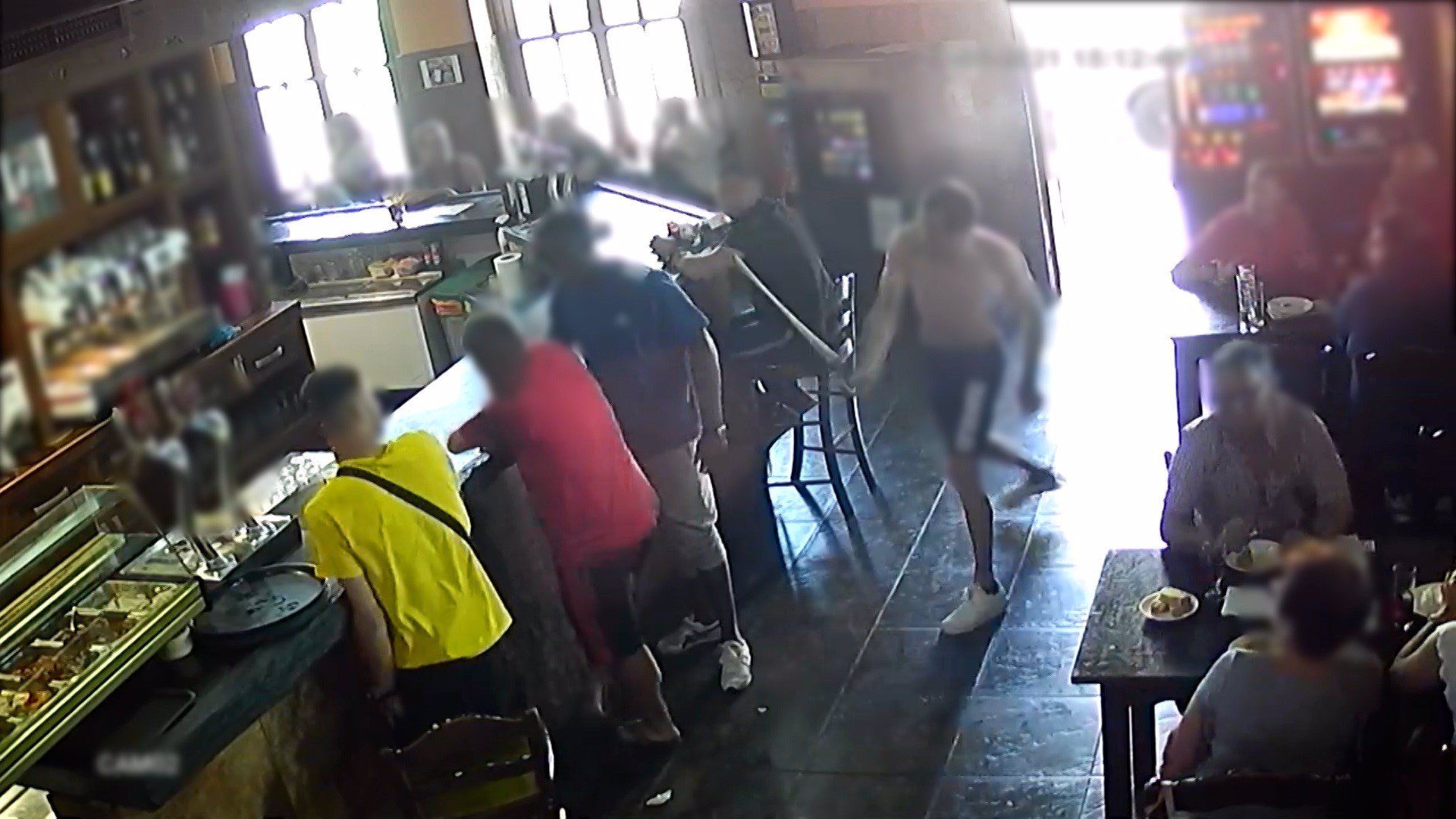 El hombre, agrediendo con un bastón a la víctima, antes de ser detenido por apuñalarle en el muslo 